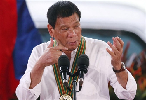 Tổng thống Philippines Duterte gần đây liên tục “nã đạn” vào quan hệ với Mỹ. Ảnh: AP
