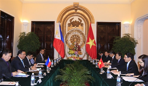 Phó Thủ tướng Chính phủ, Bộ trưởng Bộ Ngoại giao Phạm Bình Minh đón và hội đàm với Bộ trưởng Ngoại giao Philippines Jose Almendras.