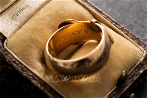 Chiếc nhẫn vàng 18 carat mà nhà văn nổi tiếng người Ireland Oscar Wilde từng tặng cho một người bạn thân, tại Amsterdam, Hà Lan, ngày 30/10/2019. Ảnh: AFP/ TTXVN Chiếc nhẫn vàng 18 carat mà nhà văn nổi tiếng người Ireland Oscar Wilde từng tặng cho một người bạn thân, tại Amsterdam, Hà Lan, ngày 30/10/2019. Ảnh: AFP/ TTXVN