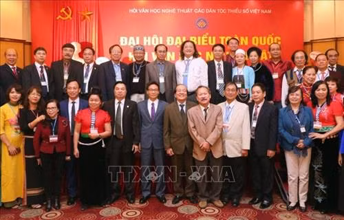 Phó Thủ tướng Chính phủ Vũ Đức Đam cùng các đại biểu dân tộc thiểu số chụp ảnh chung tại Đại hội. Ảnh: Thành Đạt - TTXVN