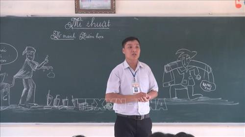 Thầy Hùng trong giờ vẽ tranh biếm họa. Ảnh: Hoa Mai - TTXVN