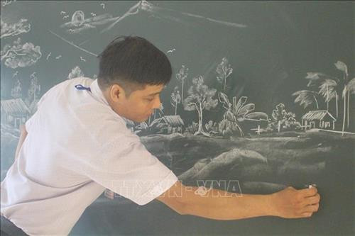 Tác phẩm nghệ thuật của thầy Hùng bằng phấn trắng. Ảnh: Hoa Mai - TTXVN