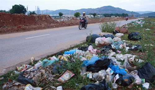 Rác thải sinh hoạt vứt dọc tuyến đường vào khu kinh tế Nghi Sơn, xã Mai Lâm, huyện Tĩnh Gia Rác thải sinh hoạt vứt dọc tuyến đường vào khu kinh tế Nghi Sơn, xã Mai Lâm, huyện Tĩnh Gia