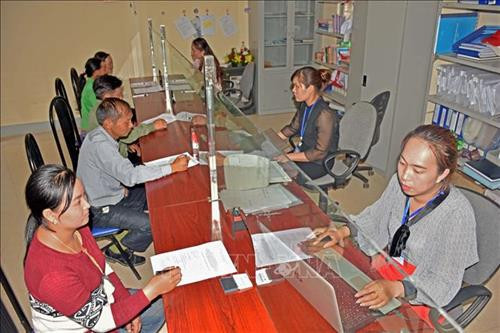 Các công dân Lào được nhập quốc tịch Việt Nam đến làm thủ tục đăng kí hộ khẩu tại xã Lóng Sập, huyện Mộc Châu. Ảnh: Hữu Quyết - TTXVN Các công dân Lào được nhập quốc tịch Việt Nam đến làm thủ tục đăng kí hộ khẩu tại xã Lóng Sập, huyện Mộc Châu. Ảnh: Hữu Quyết - TTXVN