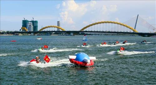 Diễu hành mô tô nước theo đội hình. Ảnh: Trần Lê Lâm - TTXVN