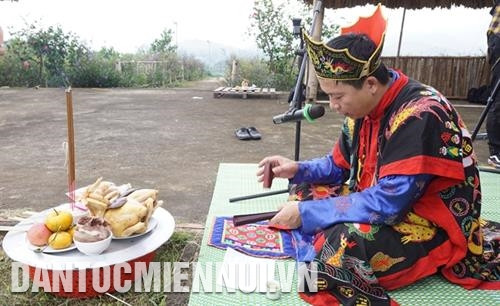 Xin quẻ trước khi vào lễ chính. Ảnh: Hoàng Hải