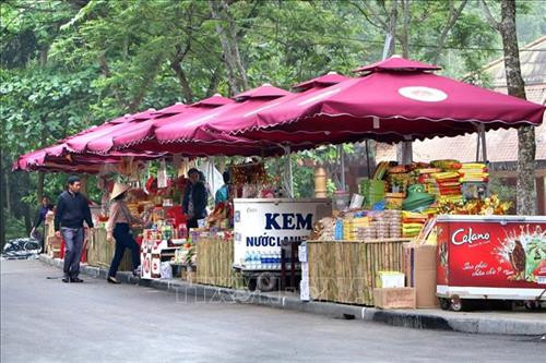 Khu vực bán hàng lưu niệm được sắp xếp gọn gàng, đồng bộ, thuận lợi cho việc phục vụ du khách thập phương. Ảnh: Trung Kiên - TTXVN