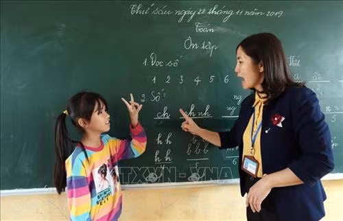 Học văn hóa theo chương trình giáo dục đặc biệt bậc Tiểu học tại trường Phục hồi chức năng và Dạy nghề cho người khuyết tật Khoái Châu. Ảnh: Anh Tuấn – TTXVN
