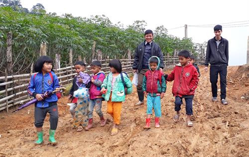 Hằng ngày thầy Tuyền và các em học sinh phải lội bộ trên con đường nhớp nháp bùn đất để đến lớp. Ảnh: baokontum.com.vn Hằng ngày thầy Tuyền và các em học sinh phải lội bộ trên con đường nhớp nháp bùn đất để đến lớp. Ảnh: baokontum.com.vn