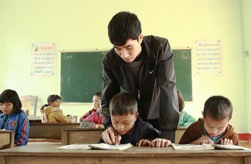 Thầy Tuyền tận tụy với sự nghiệp "gieo chữ". Ảnh:baokontum.com.vn Thầy Tuyền tận tụy với sự nghiệp "gieo chữ". Ảnh:baokontum.com.vn