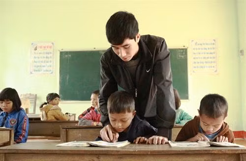 Thầy Tuyền tận tụy với sự nghiệp "gieo chữ". Ảnh:baokontum.com.vn