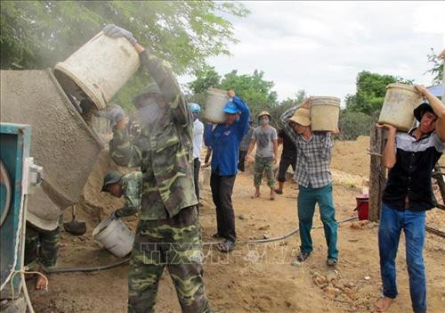 Đồng bào cùng sửa sang hệ thống đường giao thông nông thôn sạch đẹp để đón lễ hội Katê. Ảnh: Công Thử - TTXVN Đồng bào cùng sửa sang hệ thống đường giao thông nông thôn sạch đẹp để đón lễ hội Katê. Ảnh: Công Thử - TTXVN