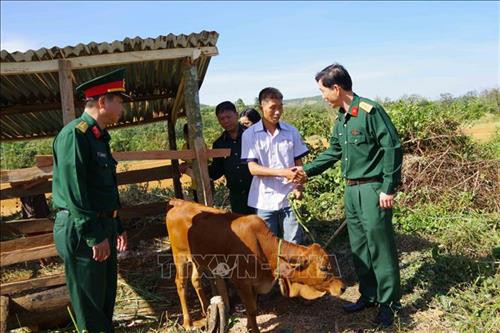 Cán bộ Bộ Chỉ huy Quân sự tỉnh Đắk Nông tặng bò giống cho hộ nghèo. Ảnh: Ngọc Minh - TTXVN Cán bộ Bộ Chỉ huy Quân sự tỉnh Đắk Nông tặng bò giống cho hộ nghèo. Ảnh: Ngọc Minh - TTXVN