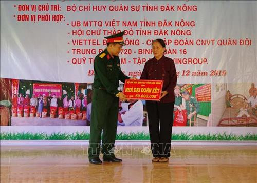 Cán bộ Bộ Chỉ huy Quân sự tỉnh Đắk Nông tặng nhà “Đại đoàn kết” cho gia đình chính sách. Ảnh: Ngọc Minh – TTXVN Cán bộ Bộ Chỉ huy Quân sự tỉnh Đắk Nông tặng nhà “Đại đoàn kết” cho gia đình chính sách. Ảnh: Ngọc Minh – TTXVN