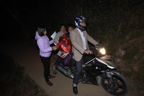 Thầy giáo Trần Văn Duy, Hiệu trưởng Trường PTDTBT Dào San đưa học sinh trở lại trường ngay trong đêm vì sợ gia đình thay đổi ý kiến. Thầy giáo Trần Văn Duy, Hiệu trưởng Trường PTDTBT Dào San đưa học sinh trở lại trường ngay trong đêm vì sợ gia đình thay đổi ý kiến.