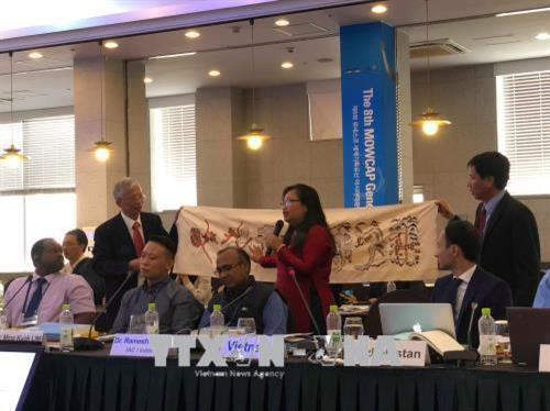 Giới thiệu “Hoàng Hoa sứ trình đồ” của dòng họ Nguyễn Huy tại tỉnh Hà Tĩnh, Việt Nam. Ảnh: TTXVN Giới thiệu “Hoàng Hoa sứ trình đồ” của dòng họ Nguyễn Huy tại tỉnh Hà Tĩnh, Việt Nam. Ảnh: TTXVN