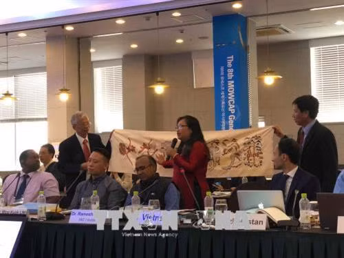 Giới thiệu “Hoàng Hoa sứ trình đồ” của dòng họ Nguyễn Huy tại tỉnh Hà Tĩnh, Việt Nam. Ảnh: TTXVN