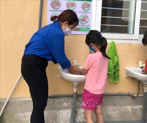 Hướng dẫn học sinh rửa tay sát khuẩn trước khi vào lớp tại trường học ở huyện miền núi Như Thanh, tỉnh Thanh Hóa. Ảnh: Nguyễn Nam-TTXVN Hướng dẫn học sinh rửa tay sát khuẩn trước khi vào lớp tại trường học ở huyện miền núi Như Thanh, tỉnh Thanh Hóa. Ảnh: Nguyễn Nam-TTXVN
