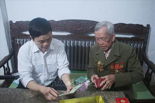 Cựu chiến binh Lưu Bá Chịch bên những kỉ vật từ thời chiến tranh. Ảnh: Chu Hiệu - TTXVN Cựu chiến binh Lưu Bá Chịch bên những kỉ vật từ thời chiến tranh. Ảnh: Chu Hiệu - TTXVN