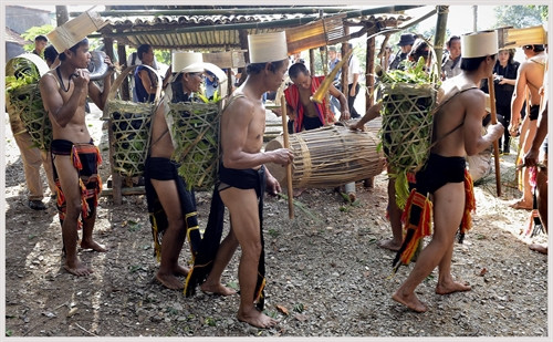Rèn công cụ tại lễ hội. Ảnh: Thanh Hà - TTXVN Kết thúc nghi lễ dân làng tiếp tục đánh chiêng, trống uống rượu múa xoang trong nhà. Ảnh: Thanh Hà - TTXVN Hội đồng già làng đi trước, theo sau là các thành viên đi lấy than. Ảnh: Thanh Hà - TTXVN Các thành viên lấy than đi xung quang 04 vòng, theo hướng từ trái sang phải rồi vào nhà rèn. Ảnh: Thanh Hà - TTXVN Các thành viên cõng những gùi than từ rừng về làng, họ vừa đi vừa thổi tù và, đinh tút. Ảnh: Thanh Hà - TTXVN Nghi thức cõng những người đi lấy than lên nhà Rông. Ảnh: Thanh Hà - TTXVN Kết thúc nghi lễ dân làng tiếp tục đánh chiêng, trống uống rượu múa xoang trong nhà. Ảnh: Thanh Hà - TTXVN Nước giã cua với cây đót được cho vào ống để thấm vào lưỡi công cụ trước khi rèn. Ảnh: Thanh Hà - TTXVN Giã cua với cây đót để lấy nước cho vào ống thấm vào lưỡi công cụ trước khi rèn. Ảnh: Thanh Hà - TTXVN Công đoạn rèn công cụ. Ảnh: Thanh Hà - TTXVN Rèn công cụ tại lễ hội. Ảnh: Thanh Hà - TTXVN Kết thúc nghi lễ dân làng tiếp tục đánh chiêng, trống uống rượu múa xoang trong nhà. Ảnh: Thanh Hà - TTXVN Hội đồng già làng đi trước, theo sau là các thành viên đi lấy than. Ảnh: Thanh Hà - TTXVN Các thành viên lấy than đi xung quang 04 vòng, theo hướng từ trái sang phải rồi vào nhà rèn. Ảnh: Thanh Hà - TTXVN Các thành viên cõng những gùi than từ rừng về làng, họ vừa đi vừa thổi tù và, đinh tút. Ảnh: Thanh Hà - TTXVN Nghi thức cõng những người đi lấy than lên nhà Rông. Ảnh: Thanh Hà - TTXVN Kết thúc nghi lễ dân làng tiếp tục đánh chiêng, trống uống rượu múa xoang trong nhà. Ảnh: Thanh Hà - TTXVN Nước giã cua với cây đót được cho vào ống để thấm vào lưỡi công cụ trước khi rèn. Ảnh: Thanh Hà - TTXVN Giã cua với cây đót để lấy nước cho vào ống thấm vào lưỡi công cụ trước khi rèn. Ảnh: Thanh Hà - TTXVN Công đoạn rèn công cụ. Ảnh: Thanh Hà - TTXVN