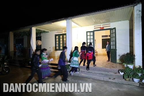 Trong suốt 3 năm qua, khi chiều xuống, có trên 10.000 người trong độ tuổi từ 15 - 60 tuổi ở các xã vùng cao tỉnh Lào Cai rủ nhau đến các lớp học xóa mù chữ ban đêm. Ảnh: Hoàng Hà