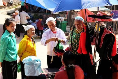Góc bán dược liệu, nông cụ sản xuất. Giấy bản làm từ trúc được bán tại chợ phiên. Không gian ẩm thực với những loại bánh rán, bánh dày... Đặc sản xôi nếp được làm từ gạo nếp nương thơm ngon đặc biệt. Nông sản được bày bán tại chợ Lũng Pán. Nam thanh nữ tú xuống chợ. Những mặt hàng truyền thống, đồ trang sức được chị em phụ nữ tìm mua tại chợ. Một góc chợ bò Lũng Pán. Góc bán dược liệu, nông cụ sản xuất. Giấy bản làm từ trúc được bán tại chợ phiên. Không gian ẩm thực với những loại bánh rán, bánh dày... Đặc sản xôi nếp được làm từ gạo nếp nương thơm ngon đặc biệt. Nông sản được bày bán tại chợ Lũng Pán. Nam thanh nữ tú xuống chợ. Những mặt hàng truyền thống, đồ trang sức được chị em phụ nữ tìm mua tại chợ. Một góc chợ bò Lũng Pán.