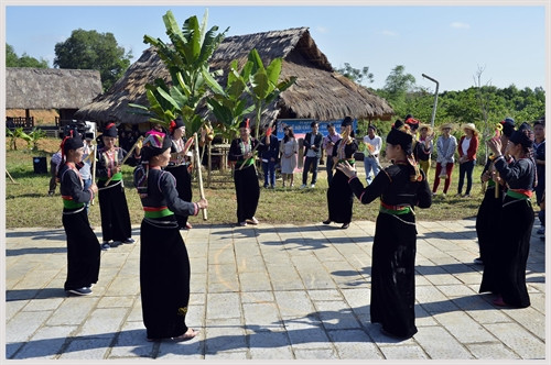 Điệu múa Tầm Dao của dân tộc Khơ Mú. Ảnh: Thanh Hà- TTXVN Điệu múa Tầm Dao của dân tộc Khơ Mú. Ảnh: Thanh Hà- TTXVN
