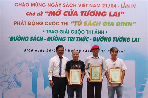 Trao giải cho các tác giả đoạt giải cuộc thi “Ảnh đẹp Đường sách Thành phố Hồ Chí Minh”