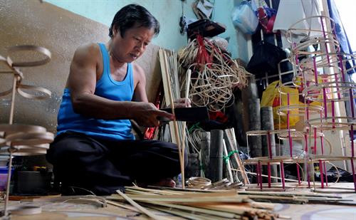 Các sản phẩm lồng đèn khá đa dạng về mẫu mã, được trang trí bắt mắt. Một công đoạn sản xuất lồng đèn. Người thợ phải sáng tạo, khéo léo trong từng chi tiết để cho ra đời một sản phẩm hoàn thiện. Người thợ phải sáng tạo, khéo léo trong từng chi tiết để cho ra đời một sản phẩm hoàn thiện. Gia đình ông Nguyễn Đức Thắng (đường Trịnh Đình Trọng, quận 11) là 1 trong số ít gia đình vẫn còn gắn bó với nghề. Ông Nguyễn Đức Thắng, người có gần 30 năm tuổi nghề làm lồng đèn truyền thống.