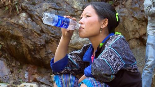 Đây là nguồn nước có một số loại vi chất, khoáng chất chứ không có thể chữa được bách bệnh như người dân đồn thổi thời gian qua. Ảnh: Hữu Quyết - TTXVN Đây là nguồn nước có một số loại vi chất, khoáng chất chứ không có thể chữa được bách bệnh như người dân đồn thổi thời gian qua. Ảnh: Hữu Quyết - TTXVN