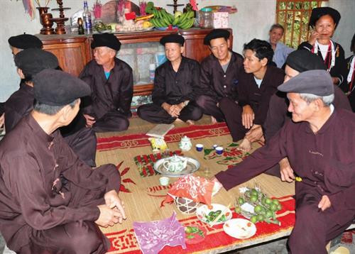 Các cụ già làng được mời đến bàn bạc chuyện cưới xin cho đôi bạn trẻ. Nhà trai chuẩn bị lễ vật đến nhà gái dạm ngõ Lễ chắn cửa, nghi lễ độc đáo trong đám cưới của người Sán Dìu. Chú rể và cô dâu hẹn lời thề nguyện ước trước sự chứng kiến của hai họ. Rước dâu về nhà chồng (của hồi môn là hai mẹ con trâu nghé). Các cụ già làng được mời đến bàn bạc chuyện cưới xin cho đôi bạn trẻ. Nhà trai chuẩn bị lễ vật đến nhà gái dạm ngõ Lễ chắn cửa, nghi lễ độc đáo trong đám cưới của người Sán Dìu. Chú rể và cô dâu hẹn lời thề nguyện ước trước sự chứng kiến của hai họ. Rước dâu về nhà chồng (của hồi môn là hai mẹ con trâu nghé).