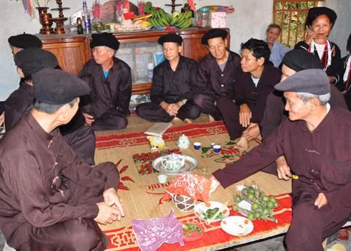 Các cụ già làng được mời đến bàn bạc chuyện cưới xin cho đôi bạn trẻ. Nhà trai chuẩn bị lễ vật đến nhà gái dạm ngõ Lễ chắn cửa, nghi lễ độc đáo trong đám cưới của người Sán Dìu. Chú rể và cô dâu hẹn lời thề nguyện ước trước sự chứng kiến của hai họ. Rước dâu về nhà chồng (của hồi môn là hai mẹ con trâu nghé).