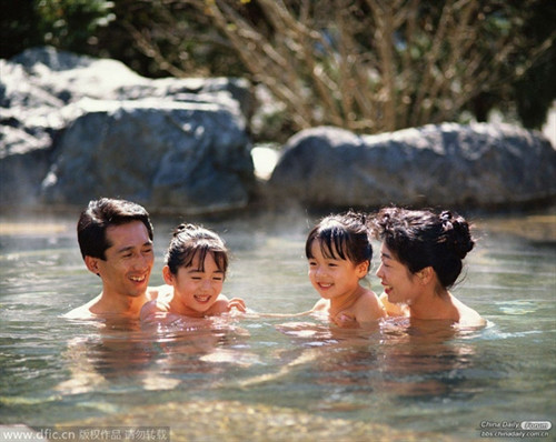 Vào Ngày của Cha ở Nhật, con gái, dù đã có gia đình hay chưa, đều sẽ tắm chung với bố mình. Vào Ngày của Cha ở Nhật, con gái, dù đã có gia đình hay chưa, đều sẽ tắm chung với bố mình.