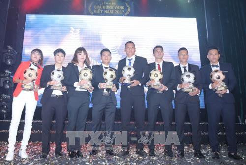 Các cầu thủ nhận giải tại Lễ trao giải Quả bóng Vàng năm 2017. Ảnh: Quang Nhựt – TTXVN Các cầu thủ nhận giải tại Lễ trao giải Quả bóng Vàng năm 2017. Ảnh: Quang Nhựt – TTXVN