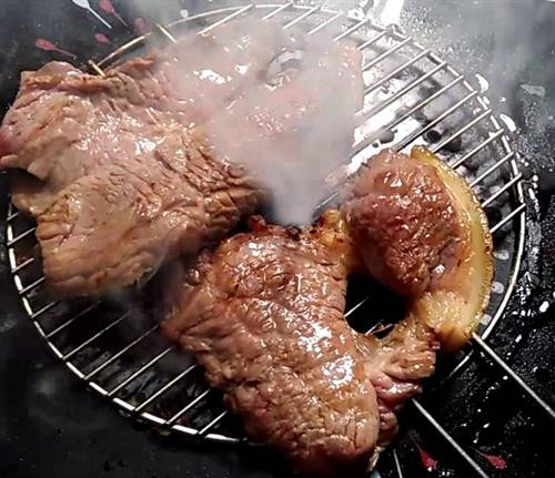 Thịt trâu nướng vỉ phải ăn nóng mới ngon. Thịt trâu nướng vỉ phải ăn nóng mới ngon.