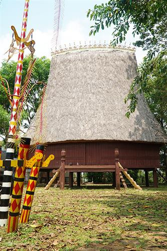 Cây nêu là hình ảnh quen thuộc ở phía trước mỗi nhà rông. Ảnh: Phong Vinh.