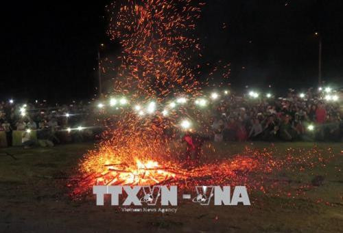 Vũ điệu nhảy lửa. Ảnh Quang Đán – TTXVN