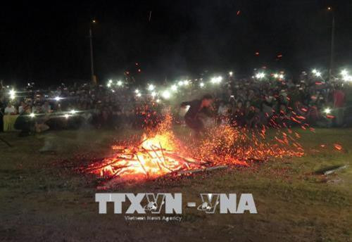 Vũ điệu nhảy lửa. Ảnh Quang Đán – TTXVN