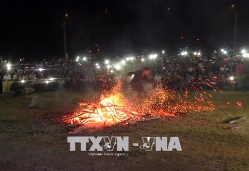 Vũ điệu nhảy lửa. Ảnh Quang Đán – TTXVN