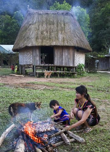 Lửa thơm trong ngày hội của buôn làng. Lửa thơm trong ngày hội của buôn làng.