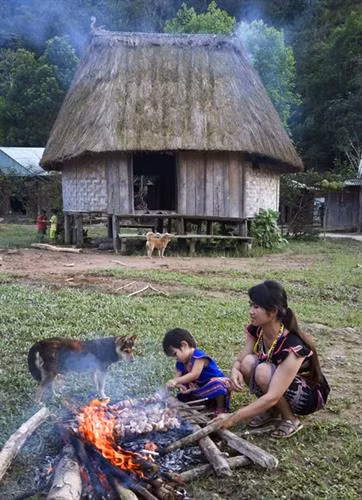 Lửa thơm trong ngày hội của buôn làng.