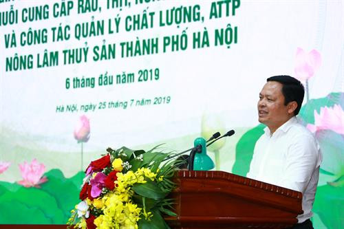 Ông Tạ Văn Tường - Phó Giám đốc Sở Nông nghiệp và Phát triển nông thôn Hà Nội báo cáo làm rõ một số kết quả đạt được trong chương trình phối hợp phát triển chuỗi cung cấp rau, thịt, nông sản an toàn và công tác quản lý chất lượng an toàn thực phẩm nông lâm thuỷ sản thành phố Hà Nội và kế hoạch trọng tâm 6 tháng cuối năm 2019.