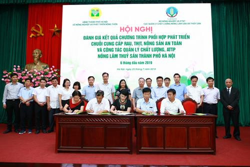 Trong khuôn khổ hội nghị, Sở Nông nghiệp và Phát triển nông thôn 21 tỉnh, thành phố đã ký kết biên bản ghi nhớ hợp tác về công tác kết nối sản xuất, tiêu thụ nông lâm thủy sản với Đại diện hệ thống siêu thị Big C, Aeon và Trung tâm xúc tiến thương mại nông nghiệp.