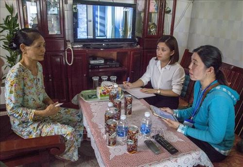 Điều tra viên điều tra dân số và nhà ở tại địa bàn phường Vĩnh Quang, thành phố Rạch Giá (Kiên Giang). Ảnh: Hồng Đạt - TTXVN Điều tra viên điều tra dân số và nhà ở tại địa bàn phường Vĩnh Quang, thành phố Rạch Giá (Kiên Giang). Ảnh: Hồng Đạt - TTXVN