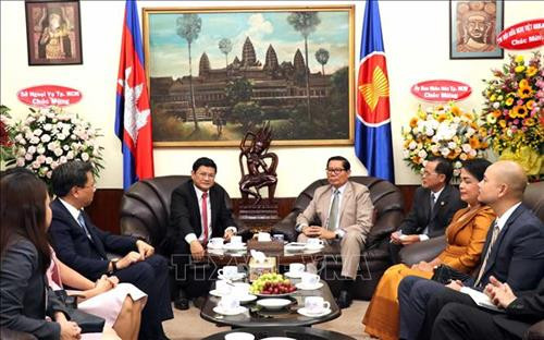 Lãnh đạo Thành phố Hồ Chí Minh chúc mừng Tổng lãnh sự, cán bộ, nhân viên Tổng lãnh sự quán Campuchia tại Thành phố Hồ Chí Minh,nhân dịp kỷ niệm 65 năm Ngày Độc lập Vương quốc Campuchia.