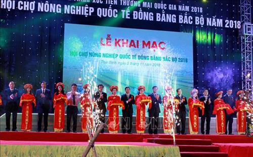 Các đại biểu cắt băng khai mạc hội chợ. Ảnh: Thế Duyệt – TTXVN