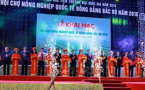 Các đại biểu cắt băng khai mạc hội chợ. Ảnh: Thế Duyệt – TTXVN