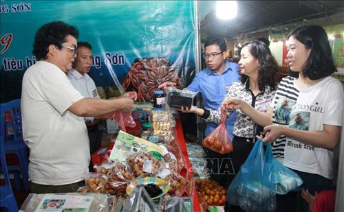 Người dân chọn mua các sản phẩm được trưng bày tại hội chợ. Ảnh: Thế Duyệt – TTXVN