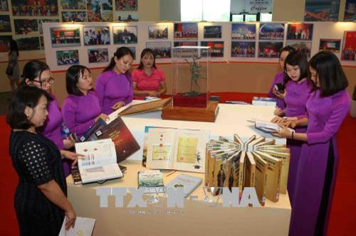 Khách tham quan triển lãm. Ảnh: Thanh Tùng-TTXVN