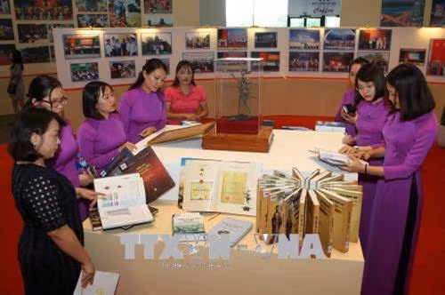 Khách tham quan triển lãm. Ảnh: Thanh Tùng-TTXVN